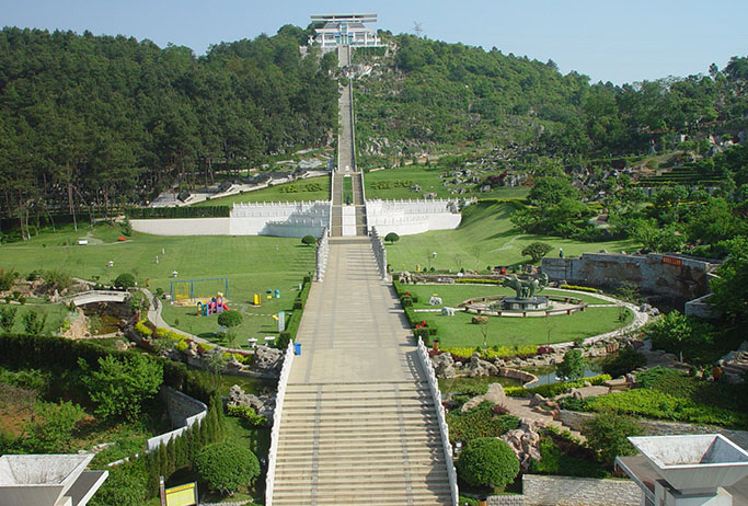 <b>�����ж��ټҹ�Ĺ</b>